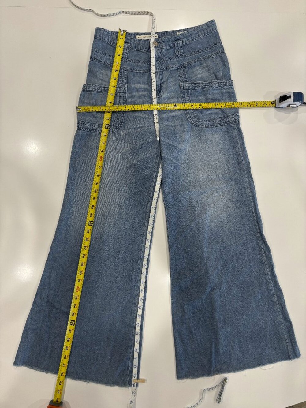 29 Pilcro Wide Flared Jeans Light Wash Raw Hem Blue Denim Worn Flowy Pants - Picture 9 of 10
